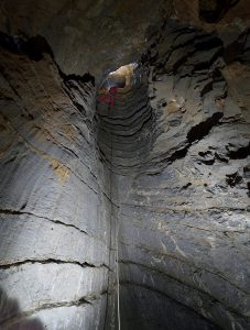 speleologie-haute-savoie-speleo-gouffre-alpin-100m